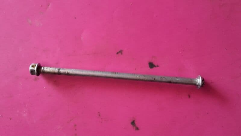 Axe de bras oscillant Honda 125 XL Varadero JC32 — photo 1/1