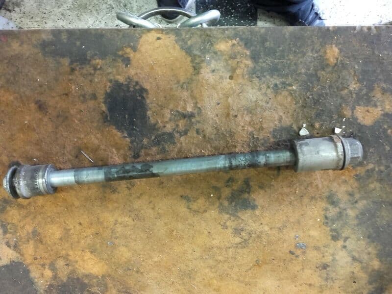 Axe de roue arriere Honda 125 VT Shadow jc29 — photo 1/1