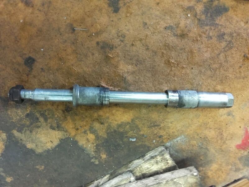 Axe de roue avant Honda 125 VT Shadow jc29 — photo 1/1