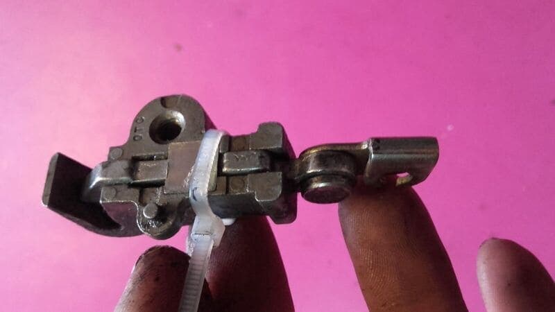 Mecanisme d’ouverture de selle Honda 125 XL Varadero JC32 — photo 2/3