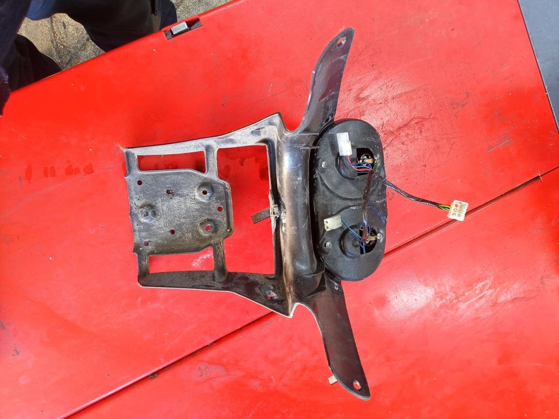 Feu arrière support de plaque Aprilia sr 50 street — photo 3/3