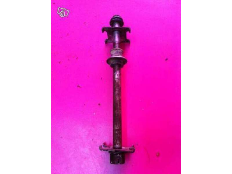 Axe de roue arriere Suzuki 125 dr sf41a — photo 1/1