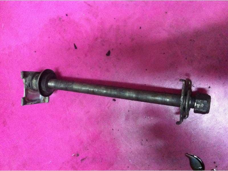 Axe de roue arriere Suzuki 250 DR sj43a — photo 1/1