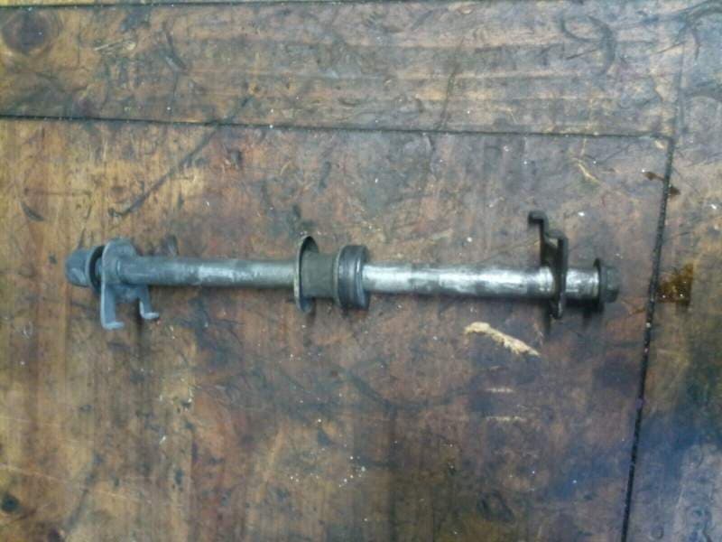 Axe de roue arriere Suzuki 500 GS GSE gm51a — photo 1/1