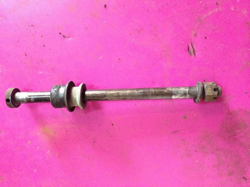 Axe de roue arriere Suzuki 550 GS — photo 1/1