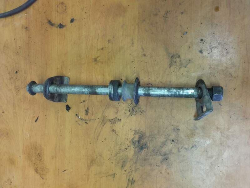 Axe de roue arriere Suzuki 600 GSXF aj111 — photo 1/1