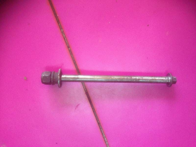 Axe de roue avant Suzuki 125 RG gamma nf12b — photo 1/1