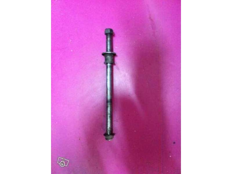 Axe de roue avant Suzuki 250 DR sj43a — photo 1/1