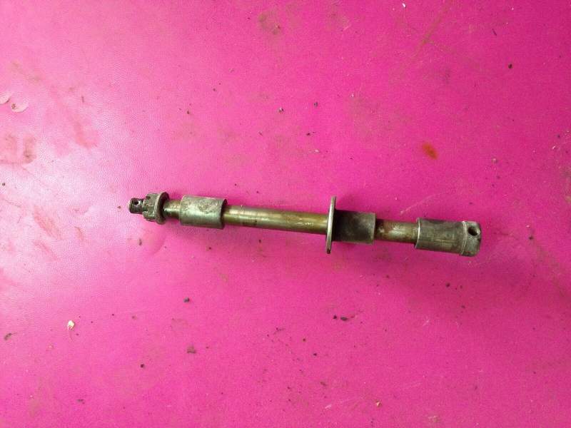 Axe de roue avant Suzuki 550 GS — photo 1/1