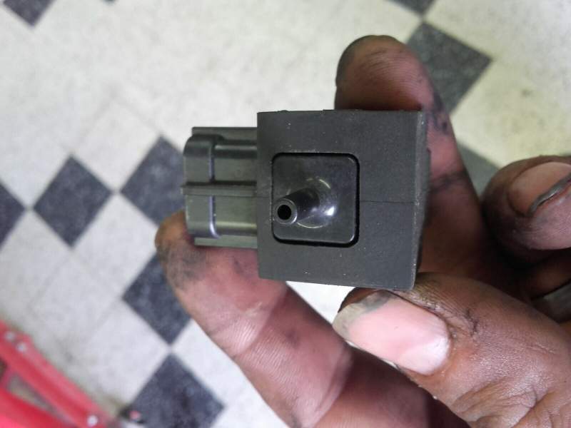 Capteur de pression d’air Suzuki 650 Bandit GSF js1 07-08 — photo 2/2