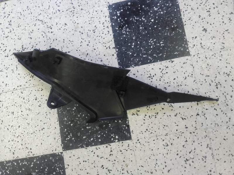Carenage cache lateral gauche sous selle Kawasaki Z800 Z 800 13-16 — photo 1/2