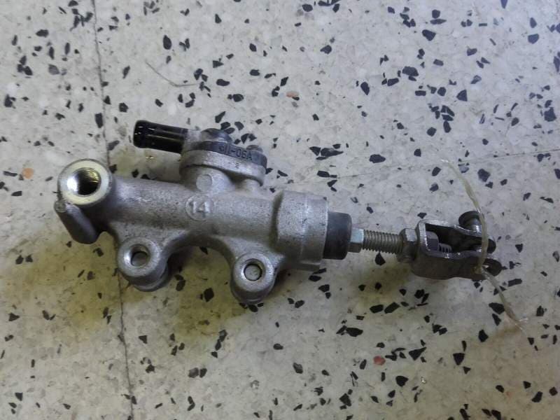 Maitre cylindre de frein arriere Suzuki 650 Bandit GSF js1 07-08 — photo 1/1