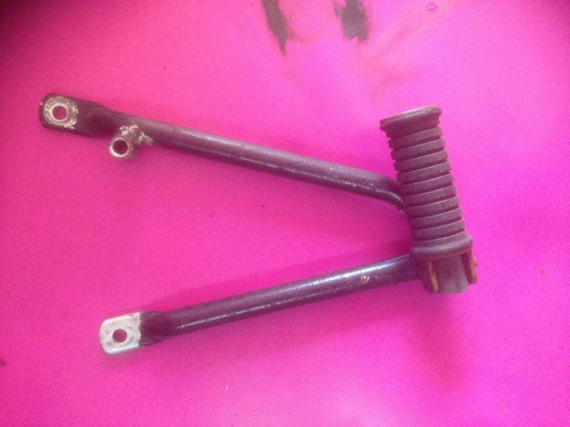 Platine de cale pied arriere gauche Suzuki 125 RG gamma nf12b — photo 1/1