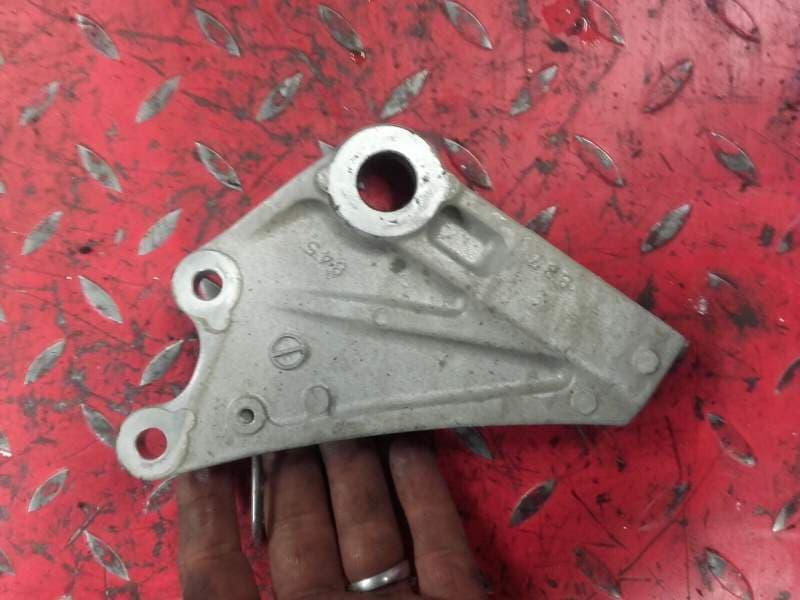Platine support d’etrier de frein arriere Kawasaki 750 ZR7 — photo 1/2