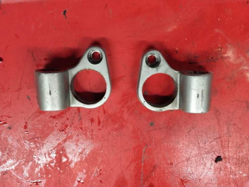 Support demi guidon droit et gauche Suzuki 600 GSXF aj111 — photo 2/2