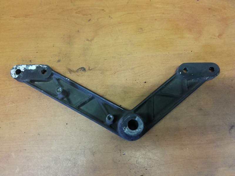 Support moteur droit Suzuki 650 DL V-strom ABS 07-11 js1b121 — photo 1/2