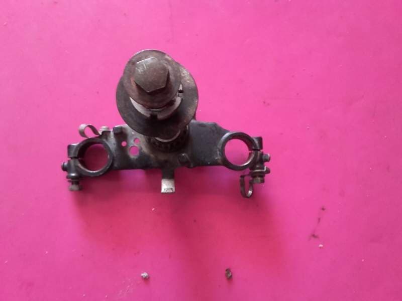 Té de fourche inférieur avec colonne de direction Suzuki 125 dr sf43b — photo 1/2