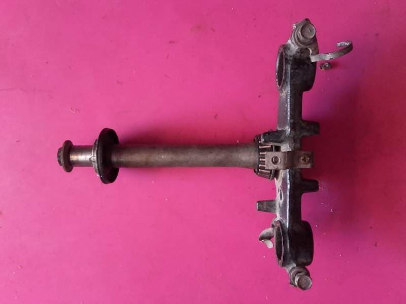 Té de fourche inférieur avec colonne de direction Suzuki 125 dr sf43b — photo 2/2