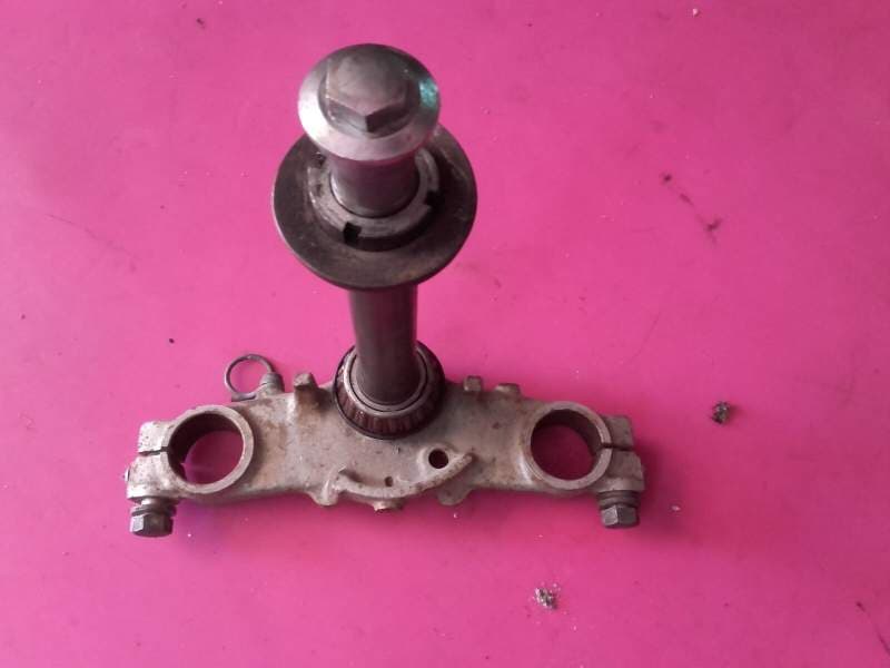 Té de fourche inférieur avec colonne de direction Suzuki 250 DR sj43a — photo 1/1