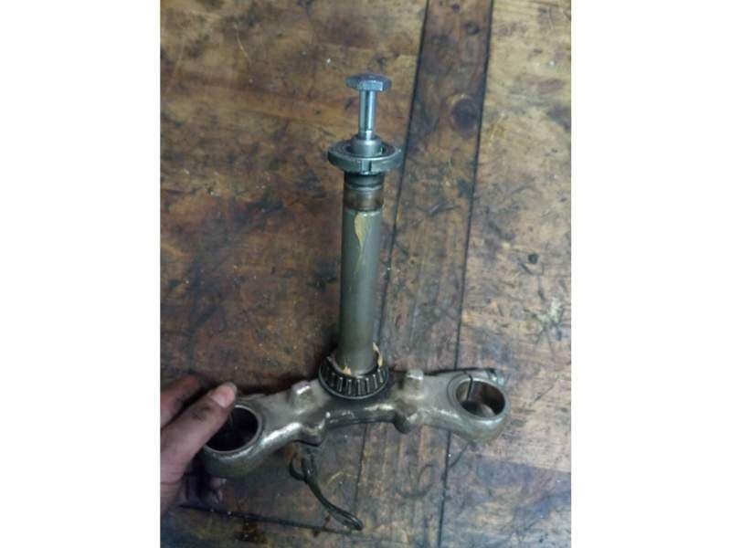 Té de fourche inférieur avec colonne de direction Suzuki 500 GS GSE gm51a — photo 1/2