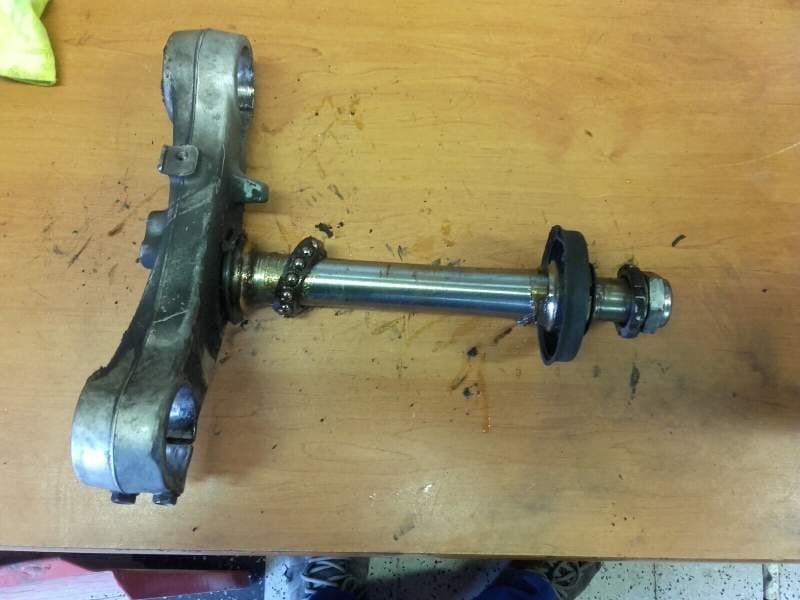 Té de fourche inférieur avec colonne de direction Suzuki 650 DL V-strom 07-11 js1b121 — photo 1/1