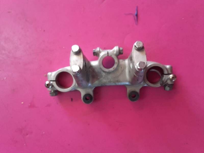 Té de fourche superieur avec pontets de guidon Suzuki 250 DR sj43a — photo 2/2