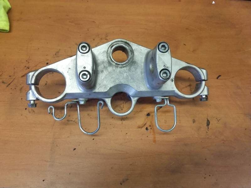 Té de fourche superieur avec pontets de guidon Suzuki 650 DL V-strom 07-11 js1b121 — photo 1/1