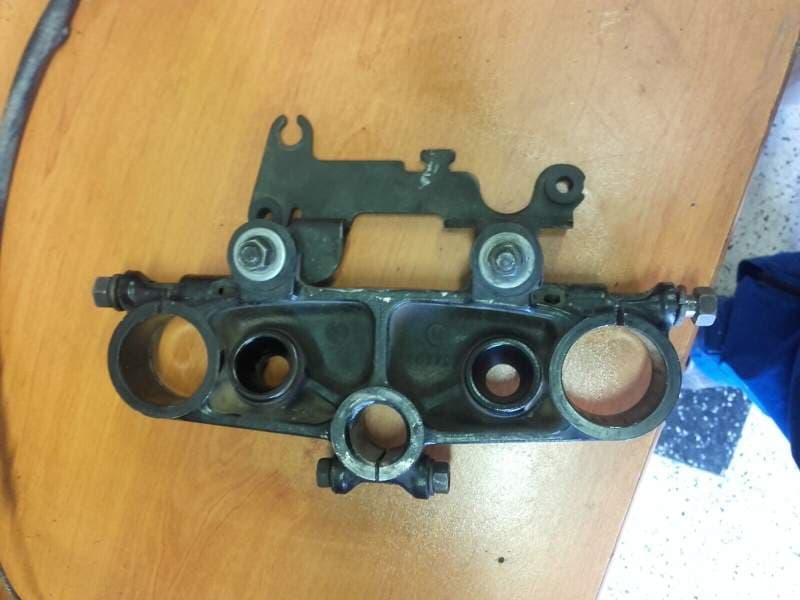 Té de fourche superieur Suzuki 600 DR sn41a 86-89 — photo 1/2