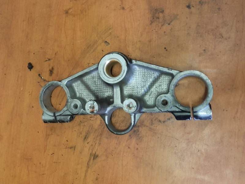 Té de fourche superieur Suzuki 600 GSXF aj111 — photo 1/2