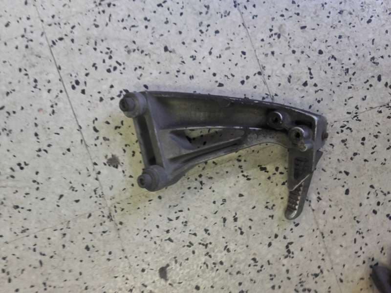 platine de cale pied arrière gauche Suzuki 650 SV — photo 2/2