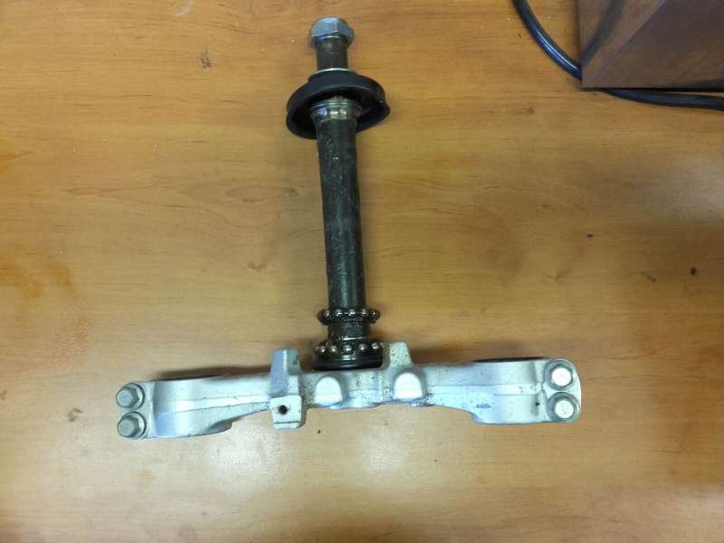 té de fourche inferieur et colonne direction Suzuki 650 SV — photo 1/2