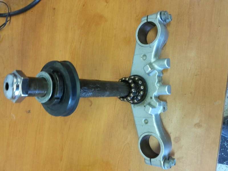 té de fourche inferieur et colonne direction Suzuki 650 SV — photo 2/2