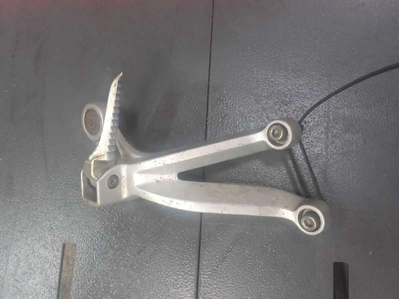 platine de cale pied arrière droit Suzuki 750 GSXR 00-03 — photo 1/2