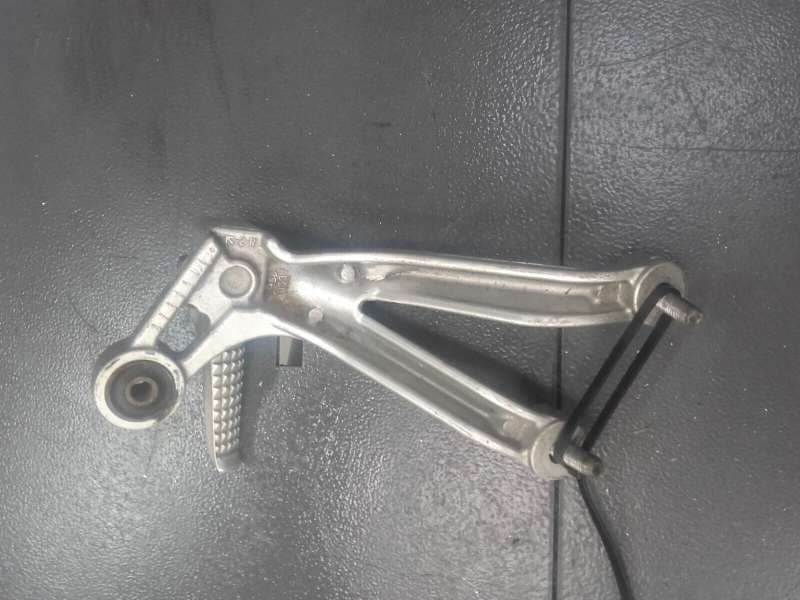 platine de cale pied arrière droit Suzuki 750 GSXR 00-03 — photo 2/2