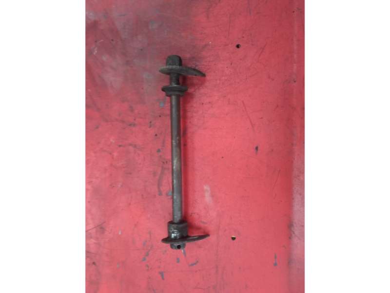 axe de roue arrière Suzuki 800 DR sr42a — photo 1/1