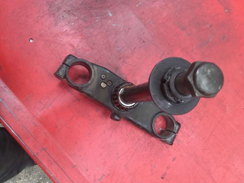 té de fourche inferieur avec colonne de direction Suzuki 800 DR sr42a — photo 2/2
