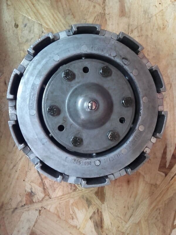 Embrayage complet disques cloche plateau noix Aprilia 125 Pegaso GQ — photo 1/2