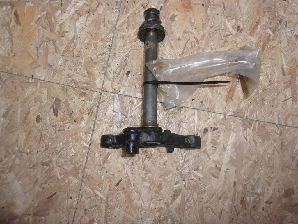 té de fourche inférieur avec colonne de direction Honda 125 CB s3 1976 — photo 1/2