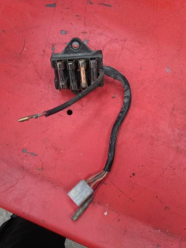 boite support fusibles Suzuki 650 GS 1981 — photo 1/1