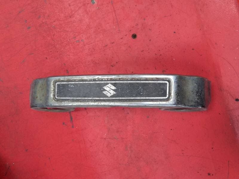 cache enjoliveur té de fourche inferieur Suzuki 650 GS 1981 — photo 1/3