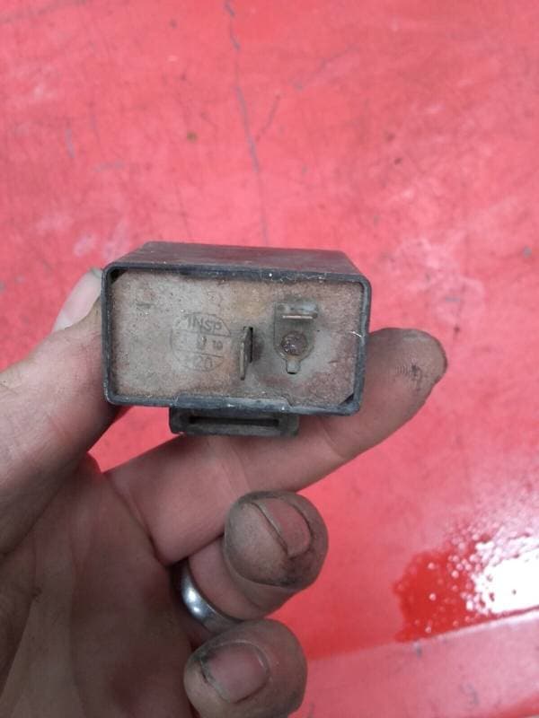 centrale clignotants Suzuki 650 GS 1981 — photo 1/1