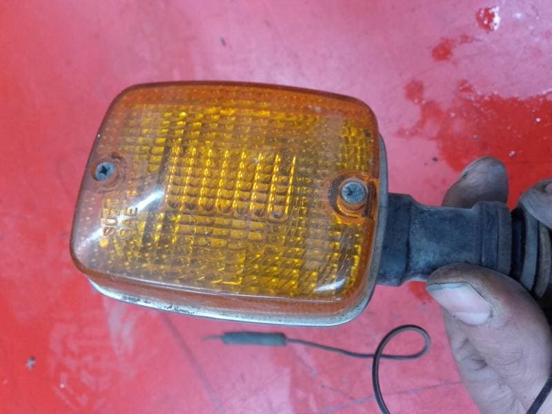 clignotant Suzuki 650 GS 1981 — photo 3/4