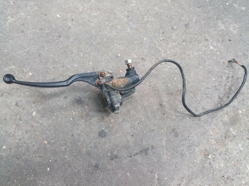 maitre cylindre de frein avant Suzuki 650 GS 1981 — photo 2/2