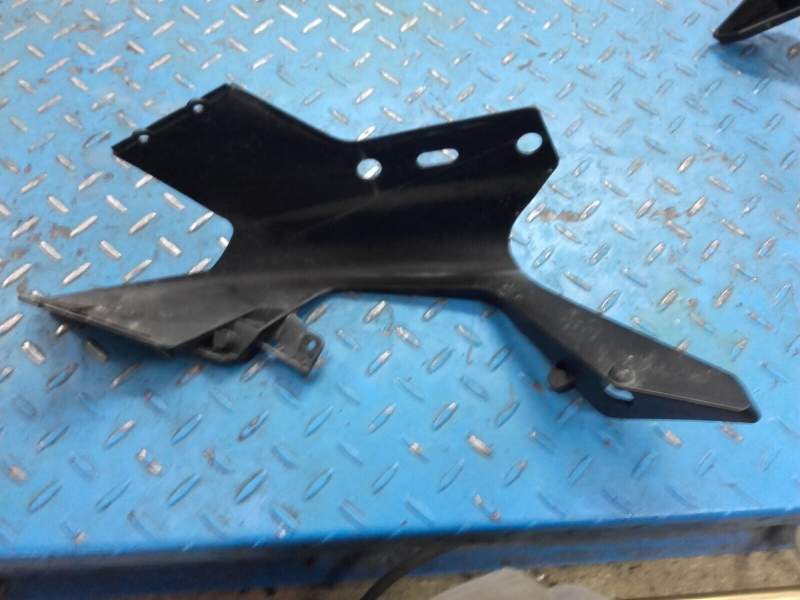 carénage avant demie tete de fourche droit KTM 125 RC 14-20 — photo 2/2