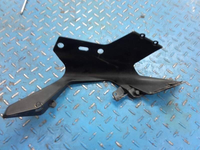 carénage avant demie tete de fourche gauche KTM 125 RC 14-20 — photo 2/2
