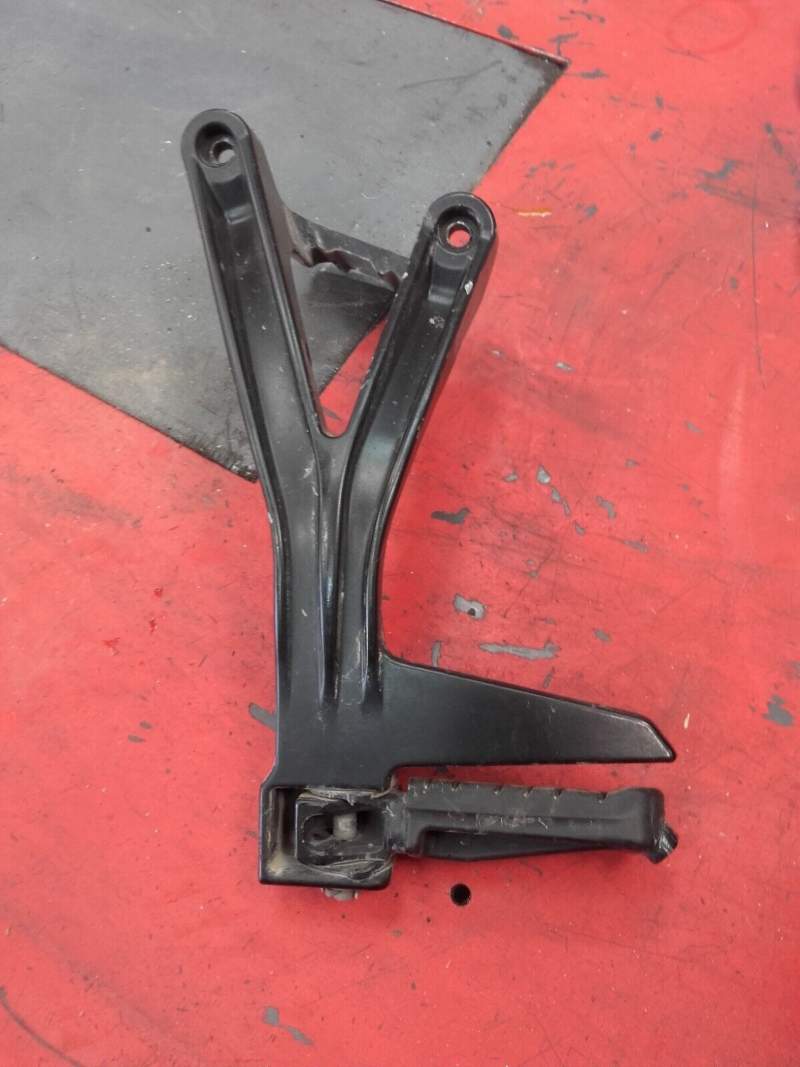 platine de cale pied arrière gauche KTM 125 RC 14-20 — photo 1/2