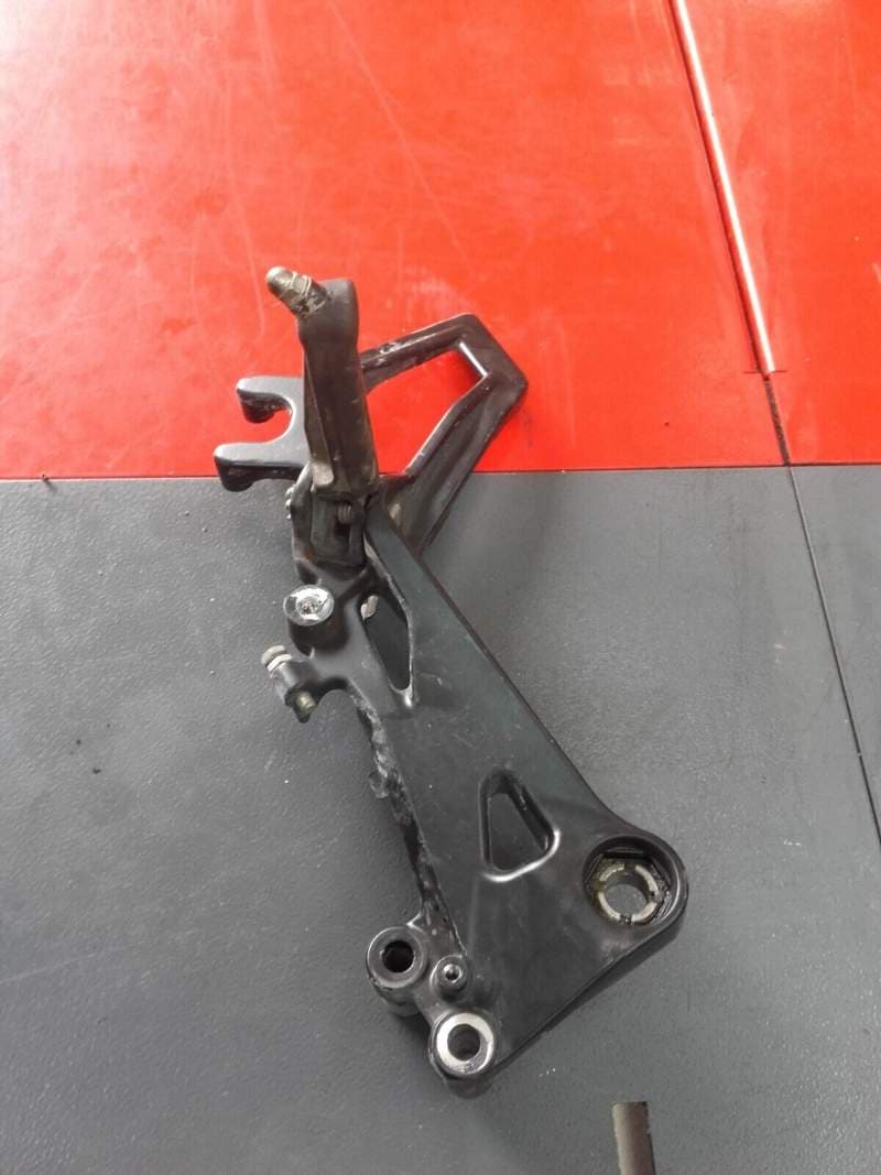 platine de cale pied avant droite KTM 125 RC 14-20 — photo 1/3