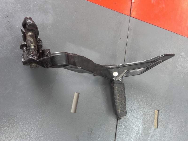 platine de cale pied avant gauche KTM 125 RC 14-20 — photo 1/3