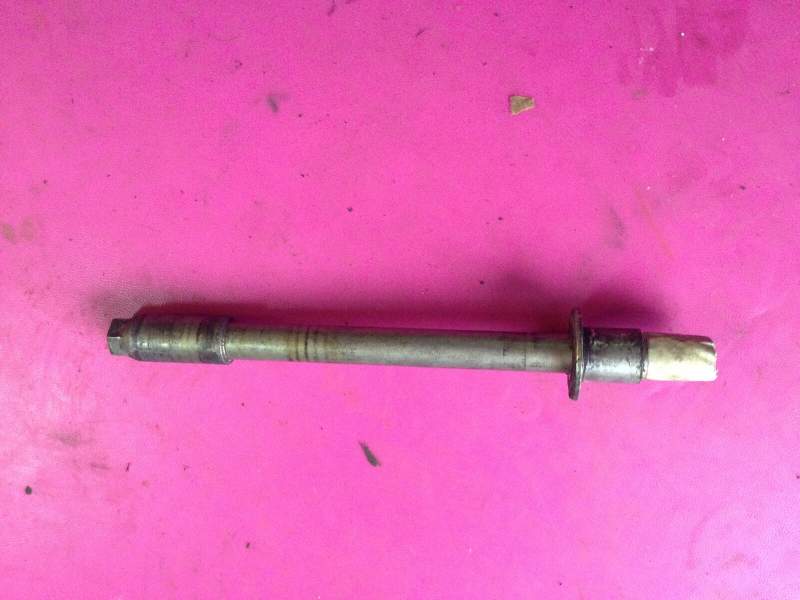axe de roue avant Suzuki 800 VZ Marauder JS1AF — photo 1/1