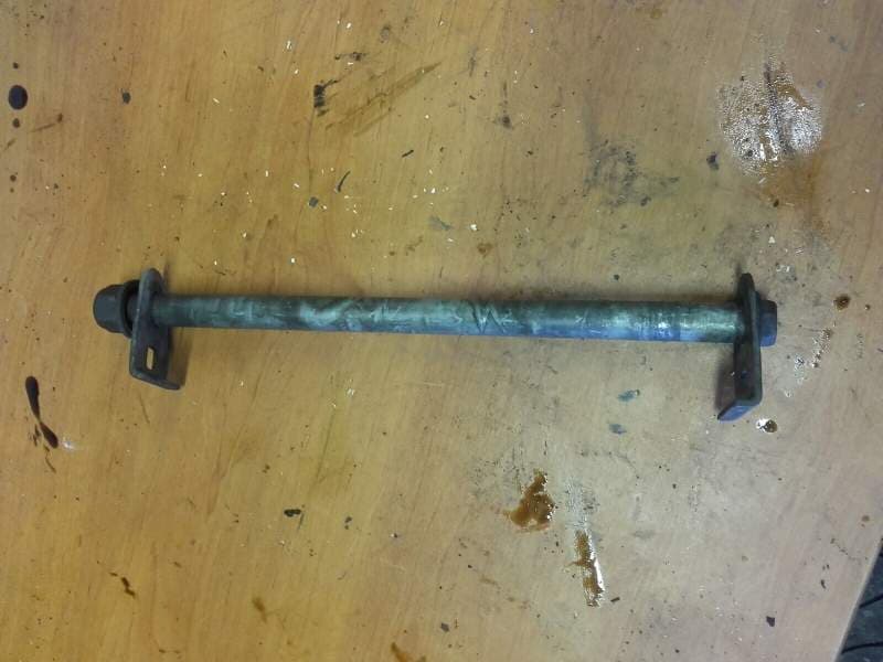 axe de roue arriere Suzuki 750 GSXF gr78a — photo 1/1